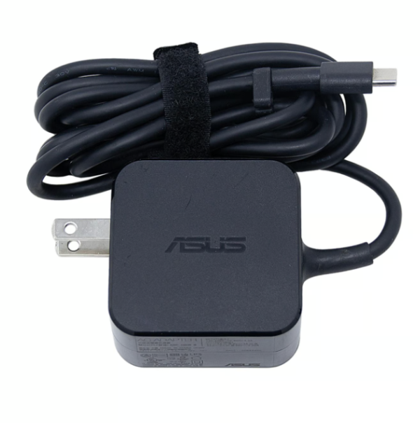 Cargador original ASUS con conector USB Type-C, 20V 3.25A de 65W, compatible con laptops modernos y ultrabooks.